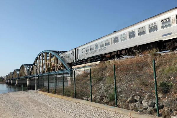Ijzeren brug en de trein in portimao, algarve portugal — Stockfoto