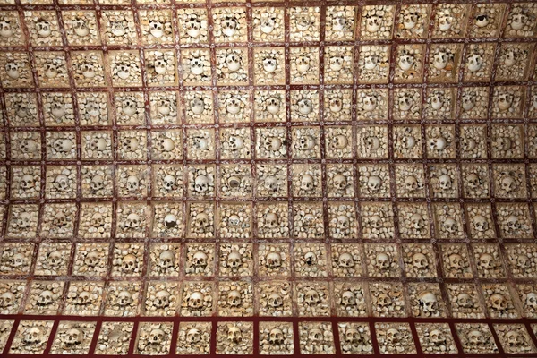 墙上的人体骨骼在 igreja do 嘉模教堂、 法鲁、 葡萄牙 — 图库照片
