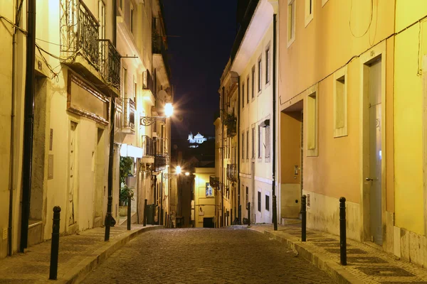 Улица в старом городе Лиссабона, Португалия — стоковое фото