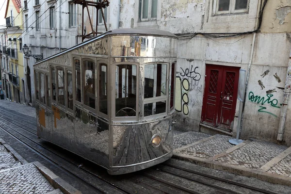 Старый фуникулер на улице Лиссабона, Португалия — стоковое фото