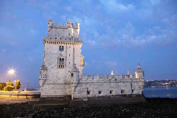 Ünlü belem Kulesi alacakaranlıkta, lisbon, Portekiz — Stok fotoğraf