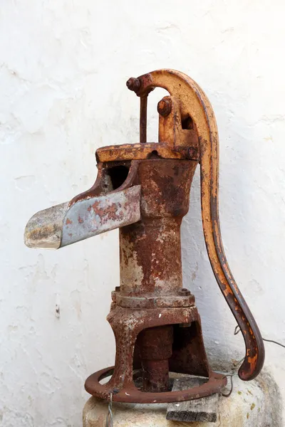 Antieke roestig waterpomp in faro, portugal — Stockfoto