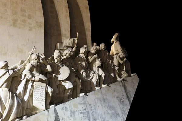 Памятник открытиям ночью, Лиссабон Португалия — стоковое фото