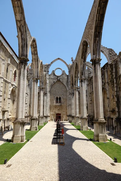 Руины церкви Игрежа-ду-Кармо в Лисбоне, Португалия — стоковое фото