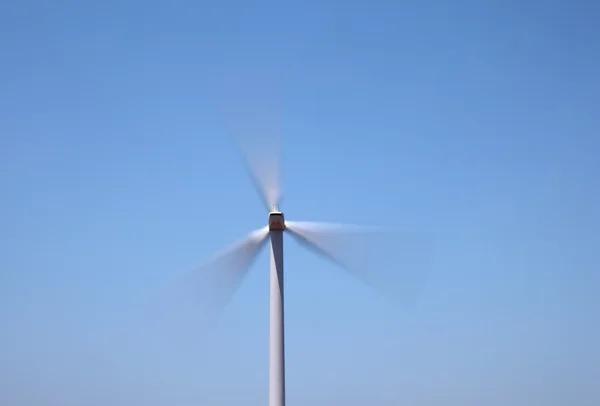 Rotor d'éolienne à rotation rapide avec flou de mouvement — Photo