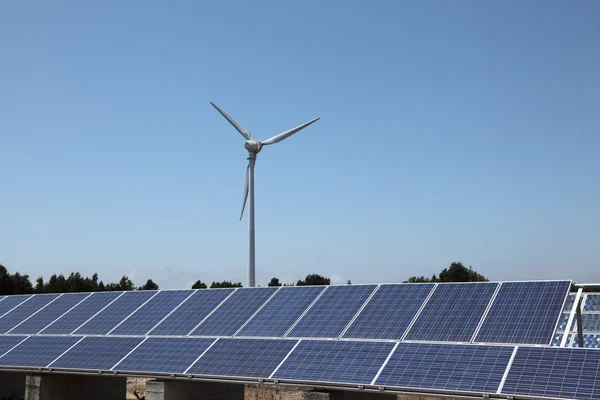 Turbina eólica y paneles fotovoltaicos para energía limpia —  Fotos de Stock