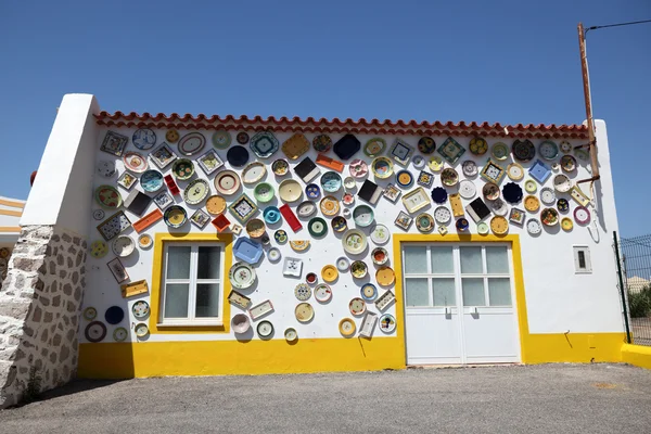 Aardewerk met kleurrijke keramiek te koop in portugal — Stockfoto