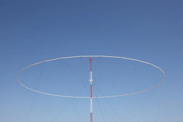 Гигантская военная антенна против голубого неба — стоковое фото