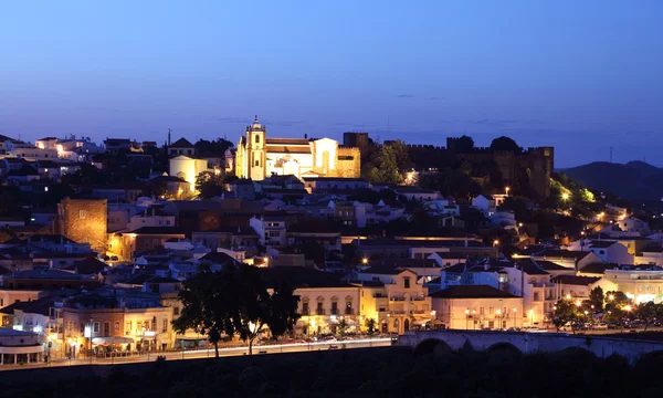 Staden silves med slottet i skymningen, algarve portugal — Stockfoto