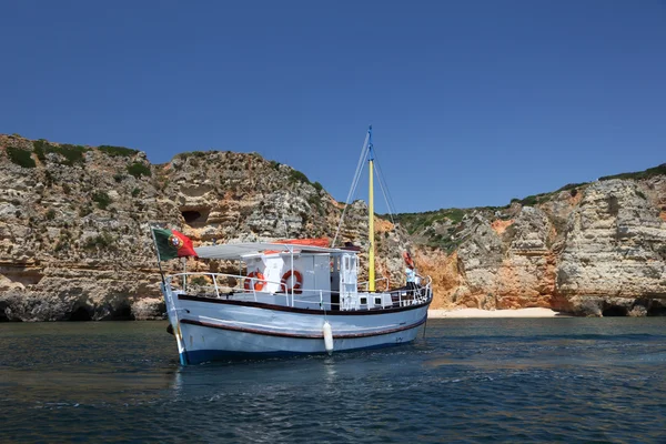 Рыбацкая лодка перед скалами — стоковое фото