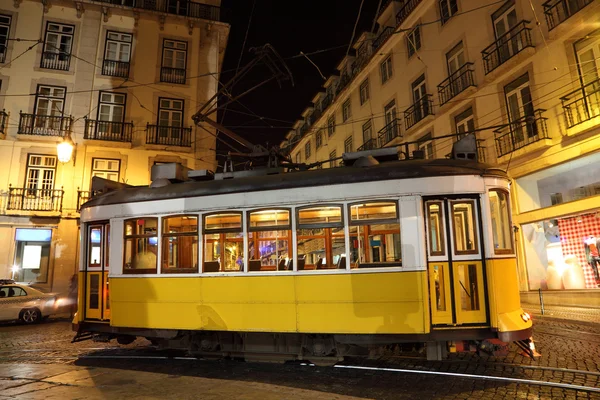 Oude tram in het centrum van Lissabon bij nacht — Stockfoto
