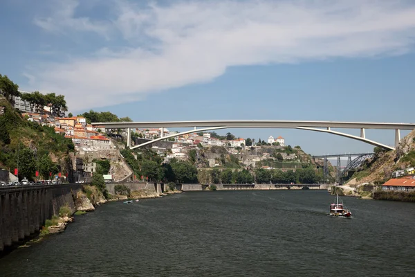 Brücke ponte da arrabida in porto, portugal — Stockfoto