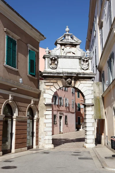 Portão para a cidade velha de Rovinj, Croácia — Fotografia de Stock