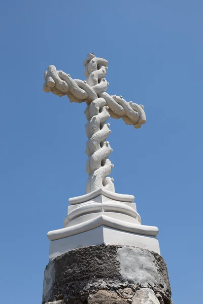 Krzyż na szczycie wzgórza w pałacu Narodowego pena w sintra, Portugalia — Zdjęcie stockowe