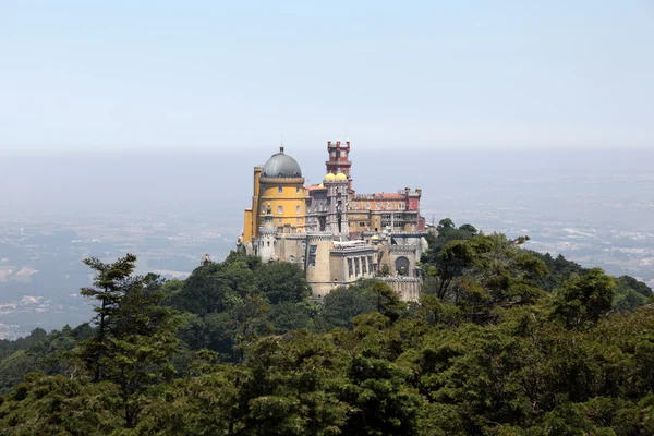 Вид на Национальный дворец Пены в Синтре, Португалия — стоковое фото