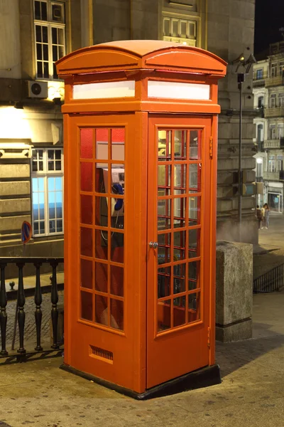 Oude rode telefooncel in porto, portugal — Stockfoto