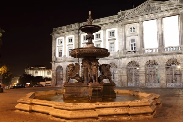 A fonte dos leões na Praca de Gomes à noite, Porto Portugal — Fotografia de Stock
