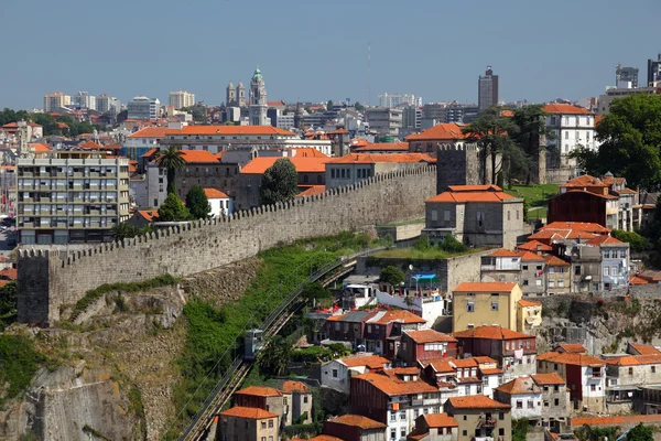 Uitzicht over ribeira - de oude stad van Porto, portugalüzerinde Ribeira - eski oporto şehri, Portekiz görüntülemek — Stockfoto