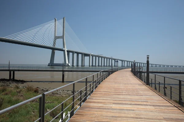 Vasco da gama bron - med 17 km den längsta bron i Europa. Lissabon, por — Stockfoto