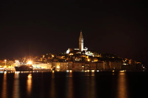 Staré město rovinj v noci, Chorvatsko — Stock fotografie