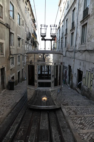 Vieux téléphérique dans la rue de Lisbonne, Portugal — Photo