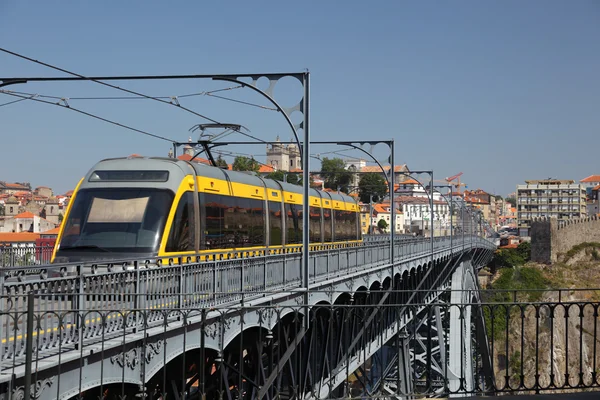 Metro op dom luis ik brug in porto, portugal — Stockfoto