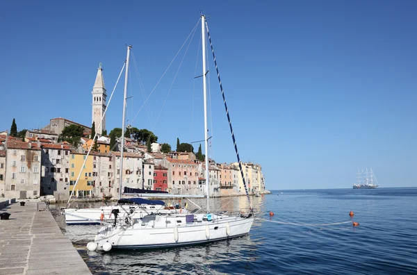 Barche ancorate nel centro storico di Rovigno, Croazia — Foto Stock