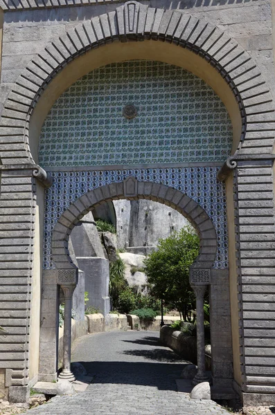 Morisk stil gate i pena national palace i sintra, portugal — Stockfoto