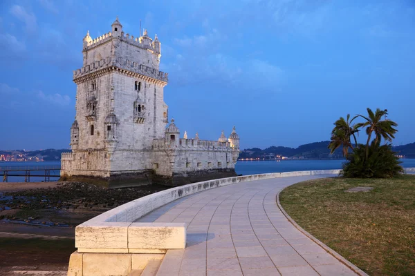 Alacakaranlıkta Belem Kulesi (torre de belem). Lisbon, Portekiz — Stok fotoğraf