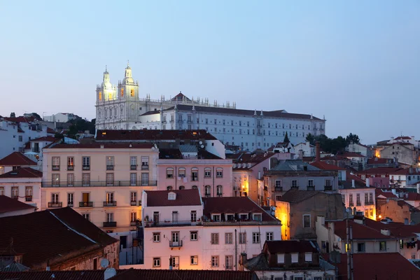 Zicht op alfama - de oudste wijk van Lissabon, portugal — Stockfoto