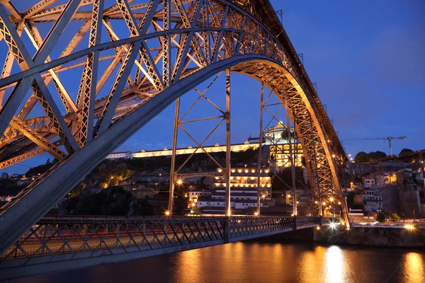 Dom ben köprü luis geceleri yanar. Porto, Portekiz — Stok fotoğraf