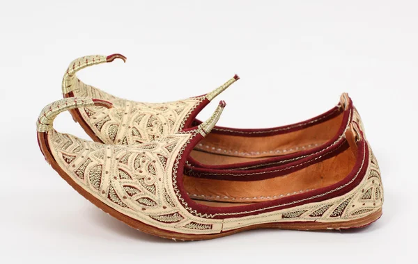 Pantofi tradiționali arabi pe fundal alb — Fotografie, imagine de stoc
