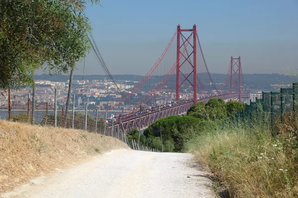 Brug Ponte 25 de Abril in Lissabon, Portugal — Stockfoto