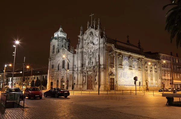 Церковь Кармо (Igreja do Carmo) освещена ночью, Порто Португалия — стоковое фото