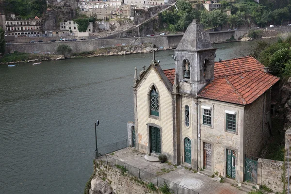 Antigua iglesia en el río Duero en Oporto, Portugal — Foto de Stock