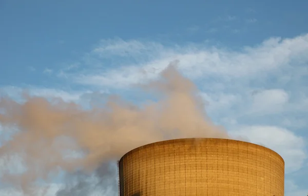 Охолоджувальна вежа атомної електростанції — стокове фото