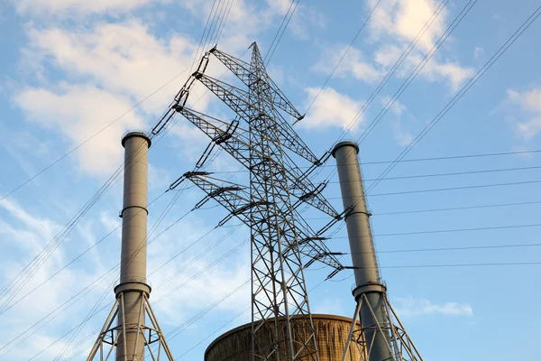 Torre eléctrica na central nuclear — Fotografia de Stock
