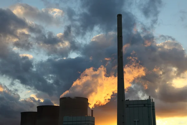 Kärnkraftverk i solnedgången — Stockfoto