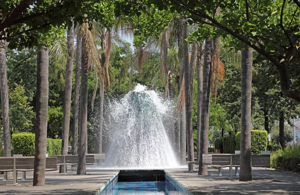 Volcano Fountain in Park of the Nations (Parque das Nacoes) in Lisbon, Port — Stock Photo, Image