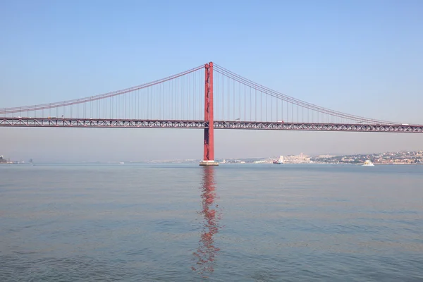 ポンテ 25 de abril - おリスボンの tagus 川に架かる吊り橋 — ストック写真