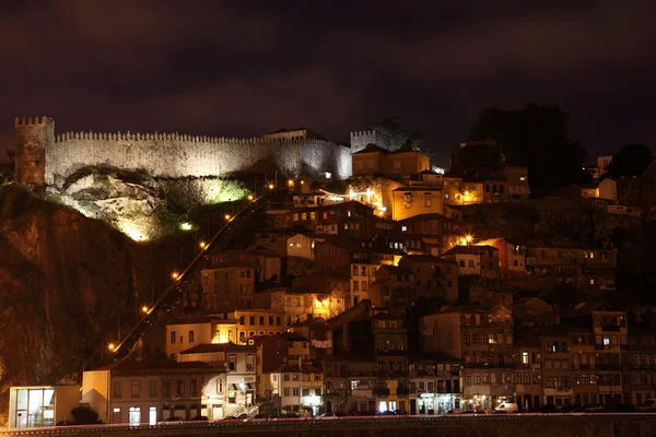 Старый город Порту ночью, Португалия — стоковое фото