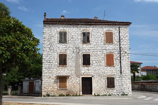 Типичный хорватский дом в городе Умаг, Хорватия — стоковое фото