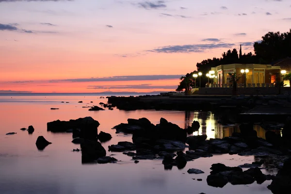 Solnedgång vid Adriatiska kusten i Kroatien — Stockfoto