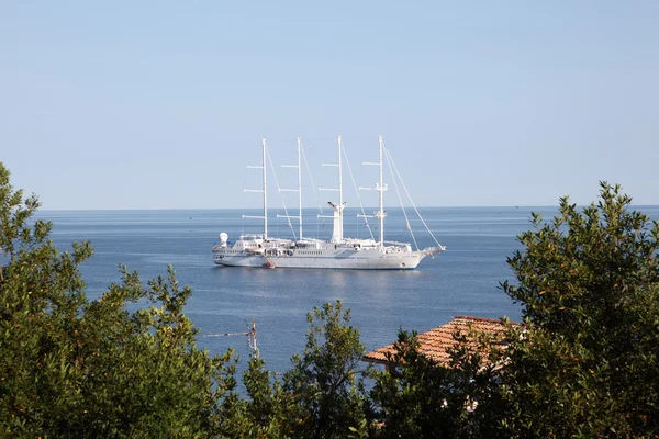 Hırvatistan Adriyatik Denizi'nde modern yelkenli gemi — Stok fotoğraf