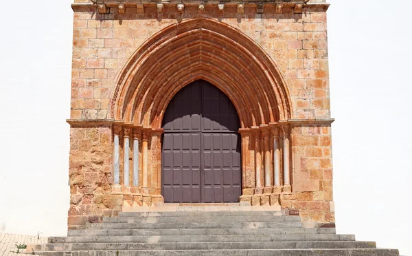 Porta gótica de uma antiga catedral em Portugal — Fotografia de Stock