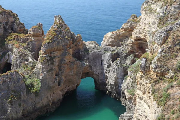 Falaises sur la côte de l'Algarve, Portugal — Photo