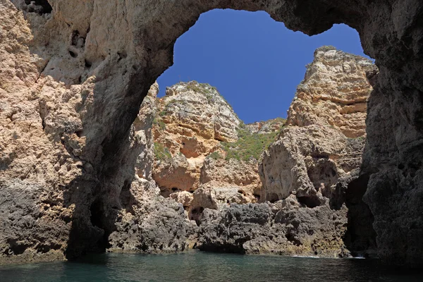 Rochers sur la côte de l'Algarve au Portugal — Photo