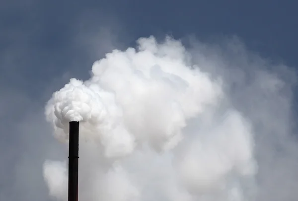 工場の煙突が大気中に co2 を吹く — ストック写真