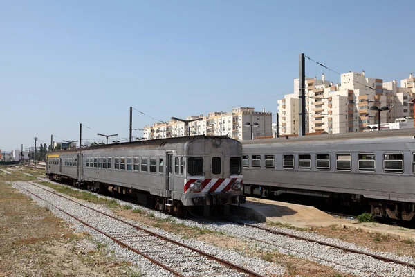 Träna på railway station plattform. Faro, portugal — Stockfoto