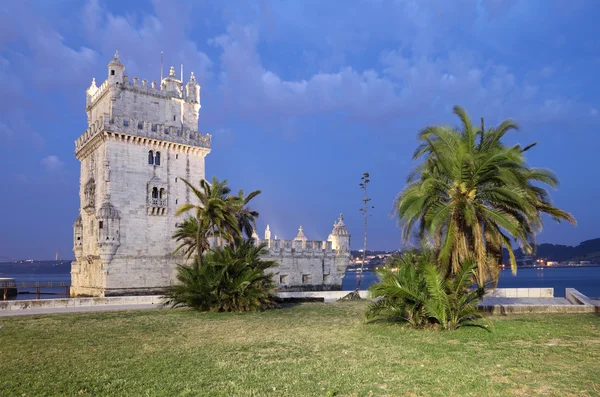 Torre de belem (belem tower) in de schemering, Lissabon portugal — Stockfoto